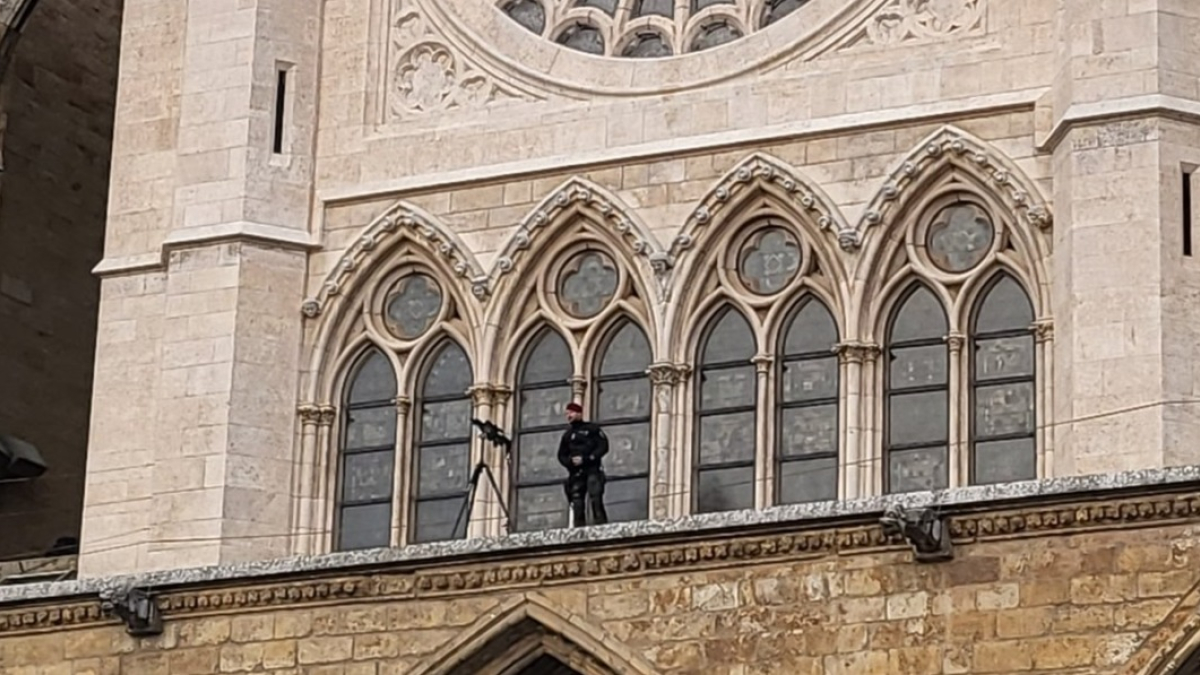 Un francotirador en la Catedral de León. X