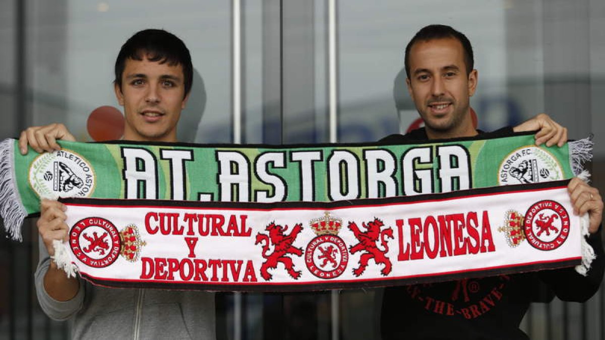 Orodea, izquierda, podría cambiar los colores de la Cultural por los del Astorga hasta el 30 de junio. En la imagen, con el capitán del equipo maragato David Bandera.