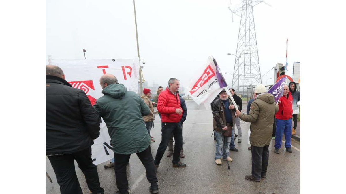 Un momento de la concentración de ayer de los trabajadores.