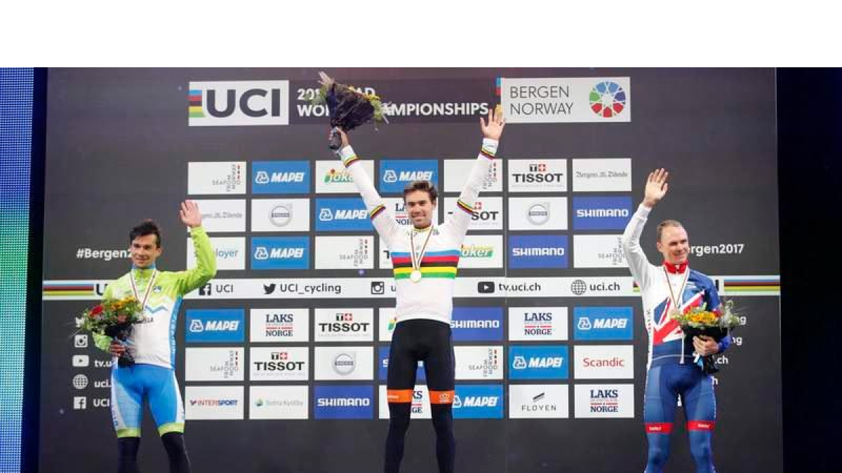 Dumoulin en el podio junto a Roglic (2º) y Froome (3º). CORNELIUS POPPE