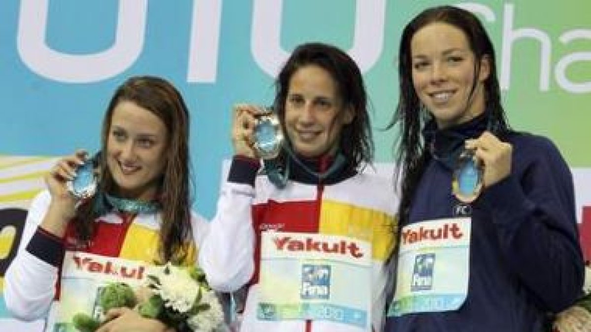 Erika Villaécija, en el centro, Mireia Belmonte, izquierda, y Kate Ziegler posan con sus medallas.