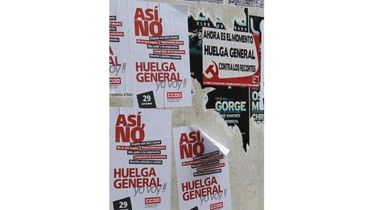 Mensaje de llamada a la huelga general en edificios de León.