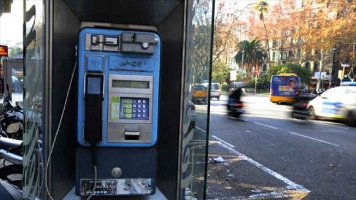 Cabina telefónica, apenas sin uso por la generalización del móvil.