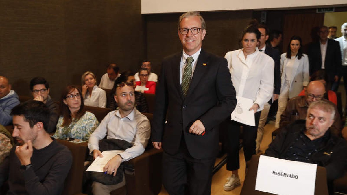 Veganzones, a su llegada al acto de León de ayer. FERNANDO OTERO
