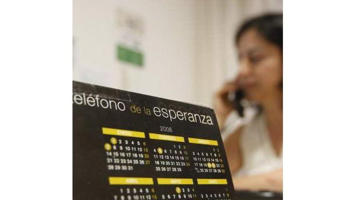 El teléfono de la Esperanza enjuga angustia y soledad