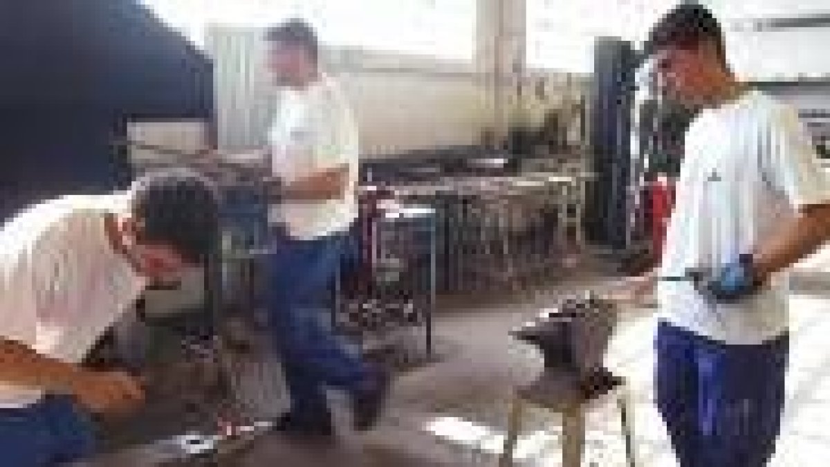Alumnos de la escuela realizando trabajos pertenecientes a alguno de los talleres