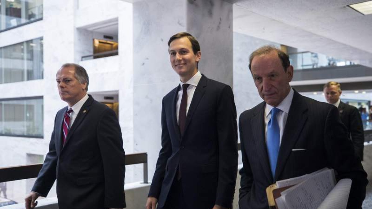 Jared Kushner, (centro), tras ser interrogado por el Comité de Inteligencia del Senado. JIM LO SCALZO
