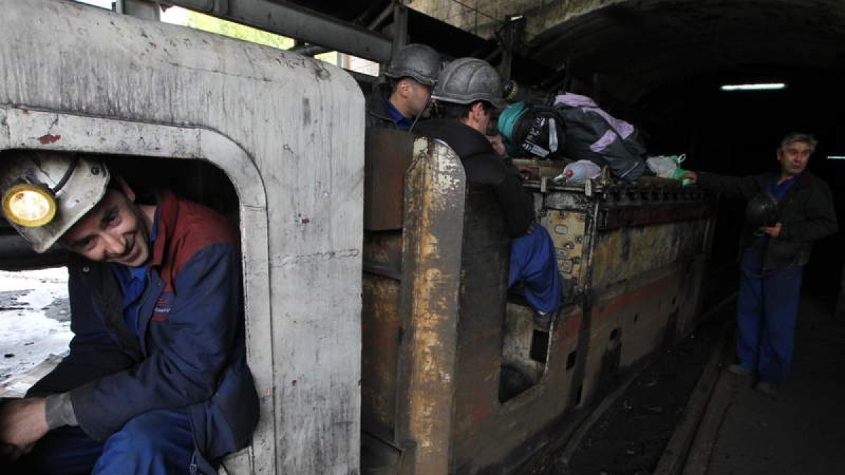Un grupo de mineros en la explotación de Santa Cruz