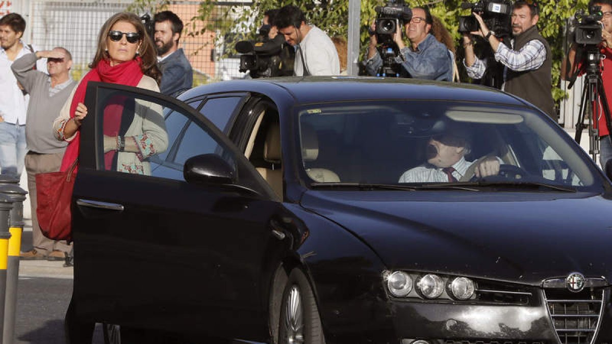 La astorgana Rosalía Iglesias y su marido Luis Bárcenas llegan a la Audiencia Nacional. J. C. HIDALGO