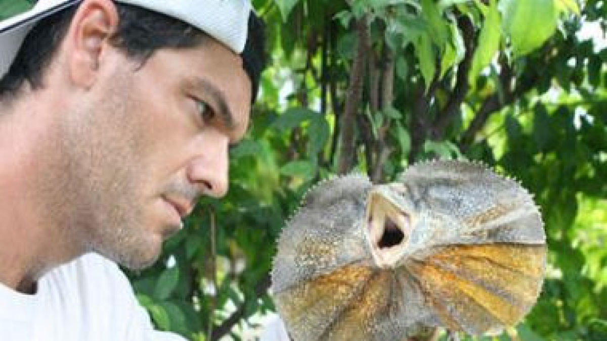 El leonés Frank Cuesta con dos animales exóticos.