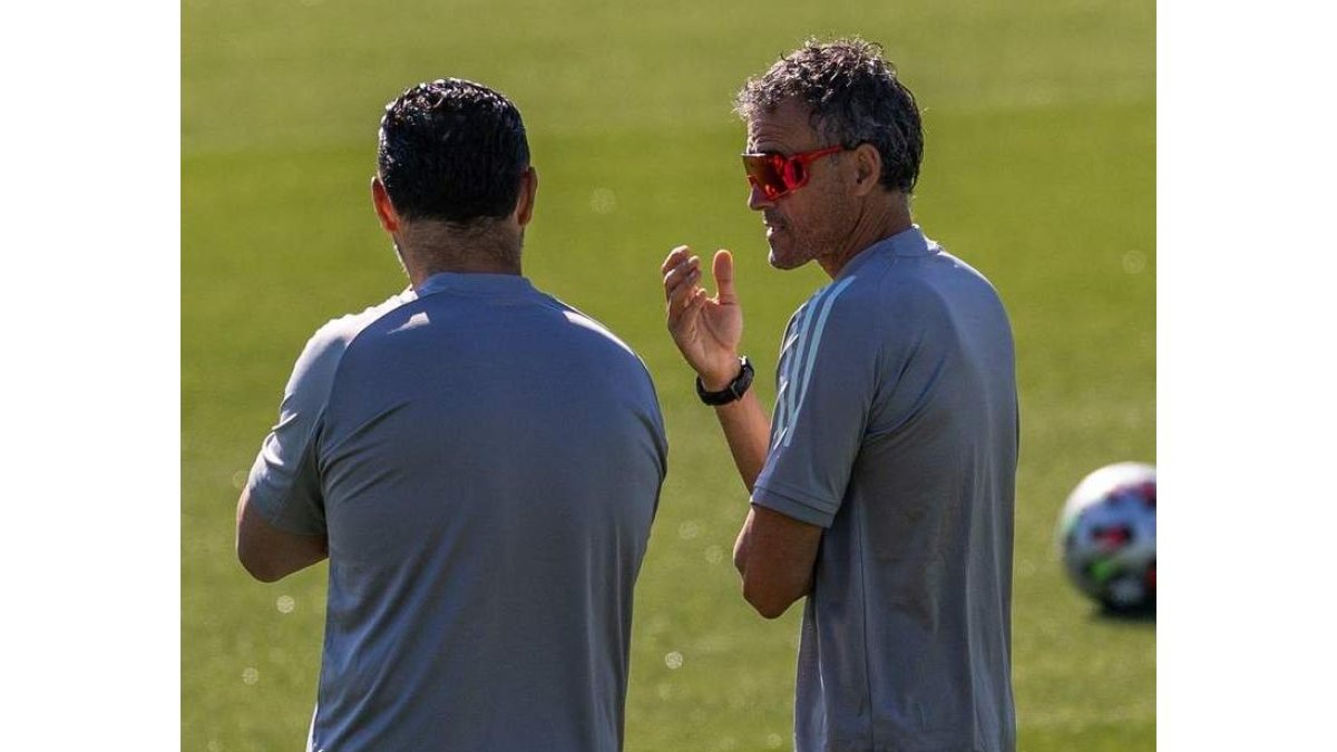 Luis Enrique conversa con un asistente. RODRIGO JIMÉNEZ