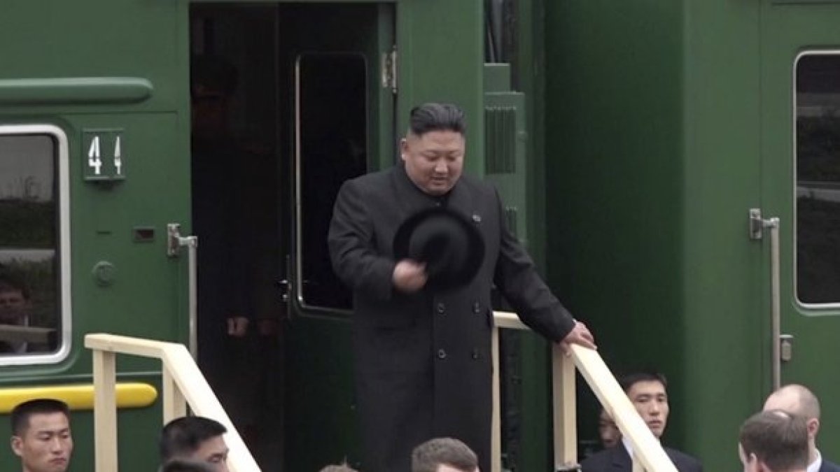 Kim Jong-un baja del tren en la estación de Jasán, en suelo ruso, este miércoles.