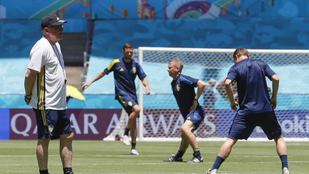 El seleccionador de Suecia, Jan Andersson, ayer en La Cartuja. J. V.
