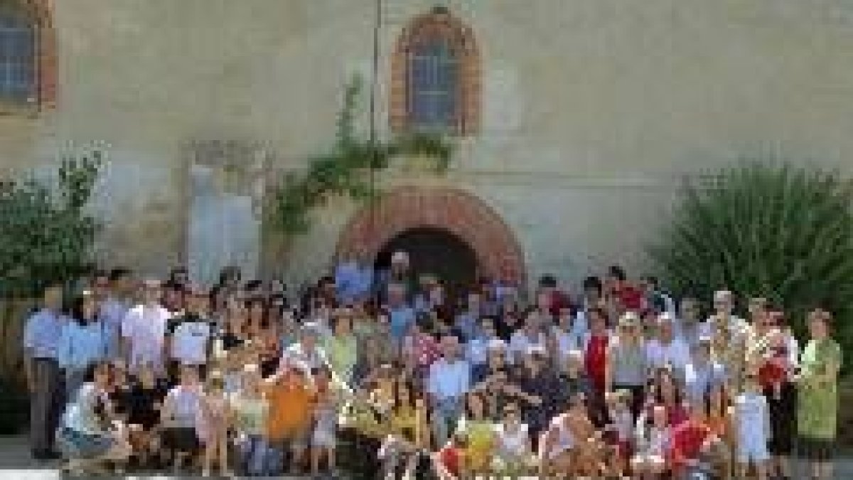 La familia Llamas se reunió en la ermita de la Virgen del Carmen en Cea para oír misa