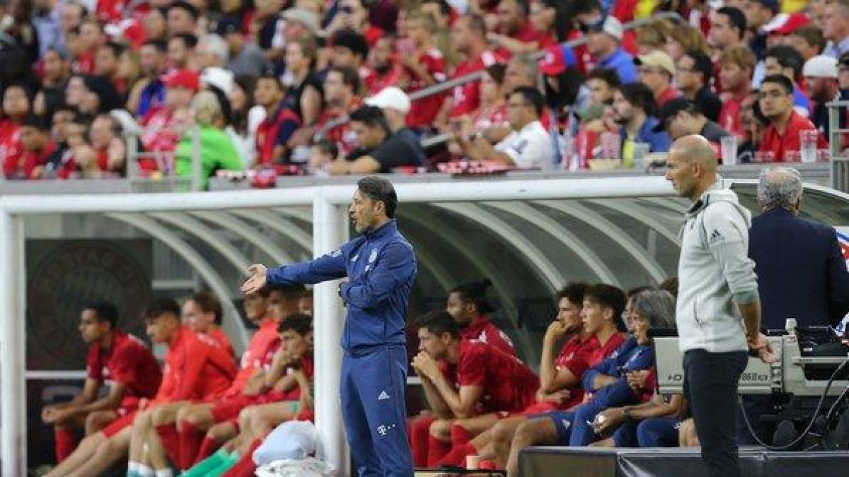 Zidane (d) en el banquillo del Madrid durante el primer partido de la temporada.