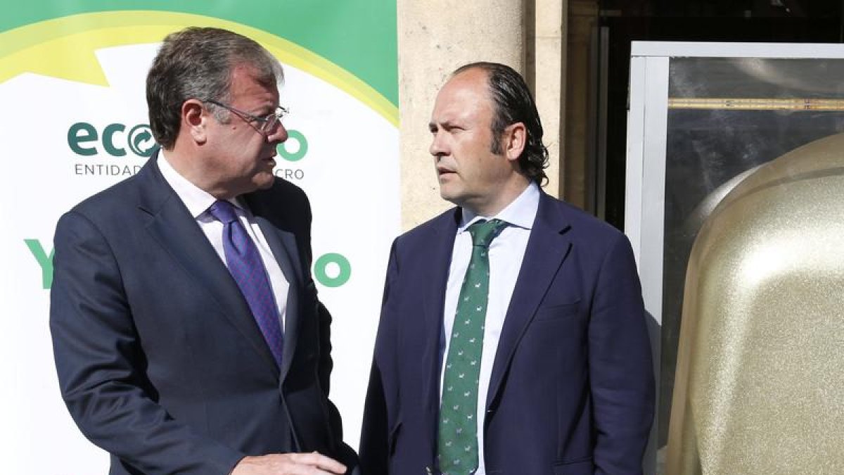 Antonio Silván en un acto público hoy con el gerente de zona de Ecovidrio, Eloy Garicano.