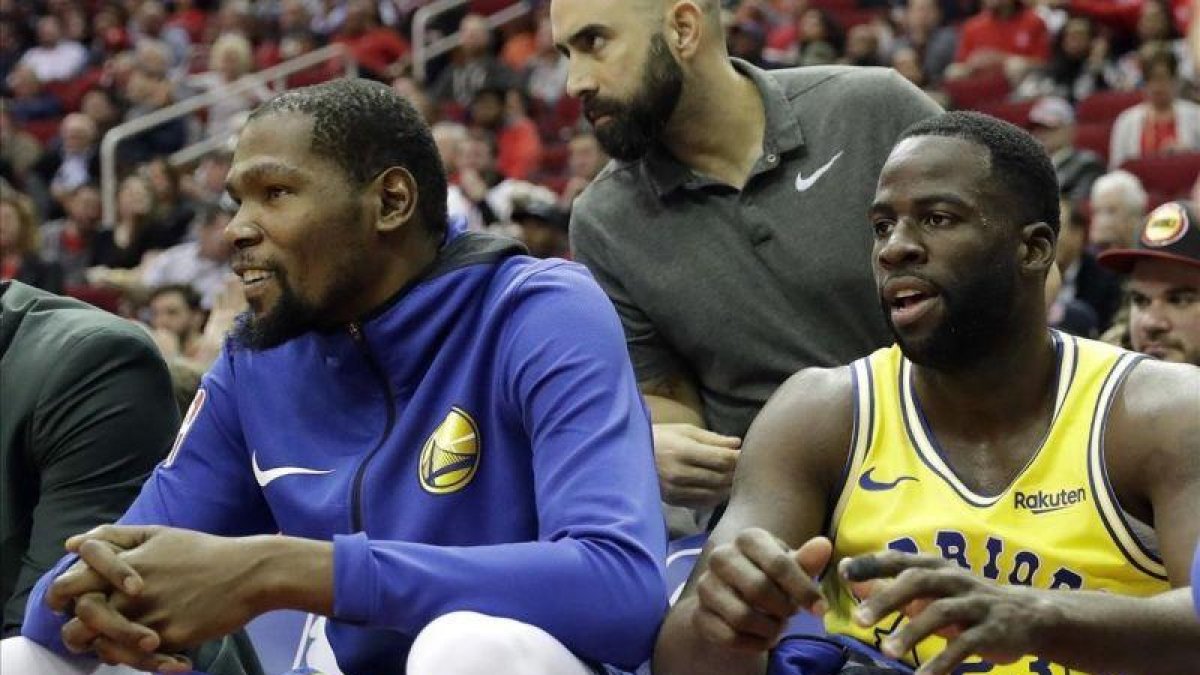 Kevin Durant y Draymond Green, juntos en el banquillo en el partido del jueves en Houston
