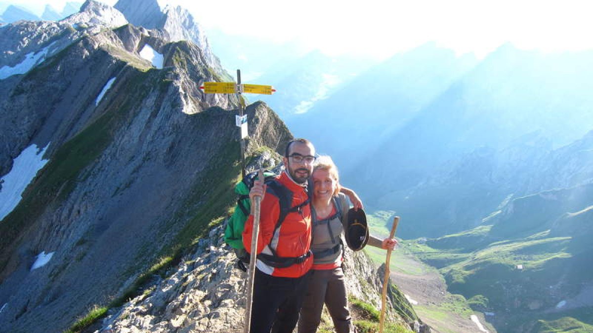 Álvaro Nistal y su novia Tina en la cima de Säntis, el pico más alto del norte de Suiza.
