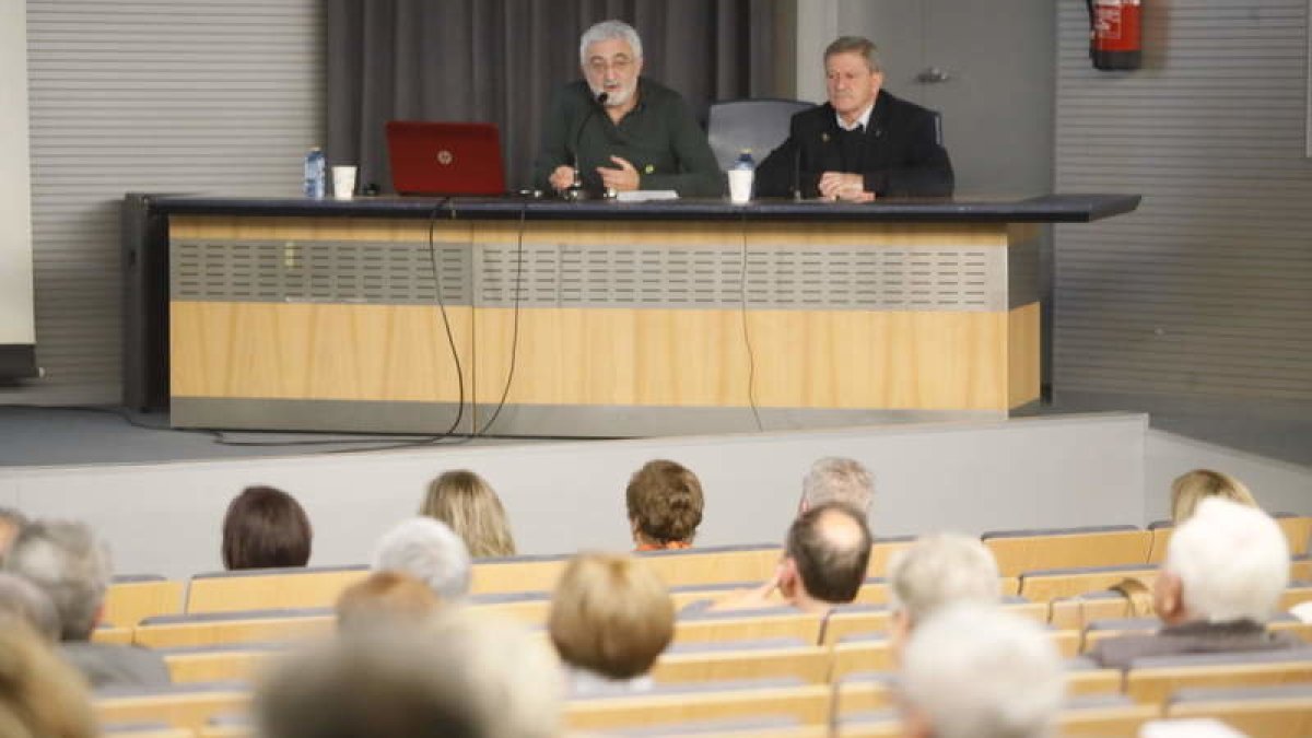 Las jornadas llenaron el salón de actos de Alfonso V. RAMIRO