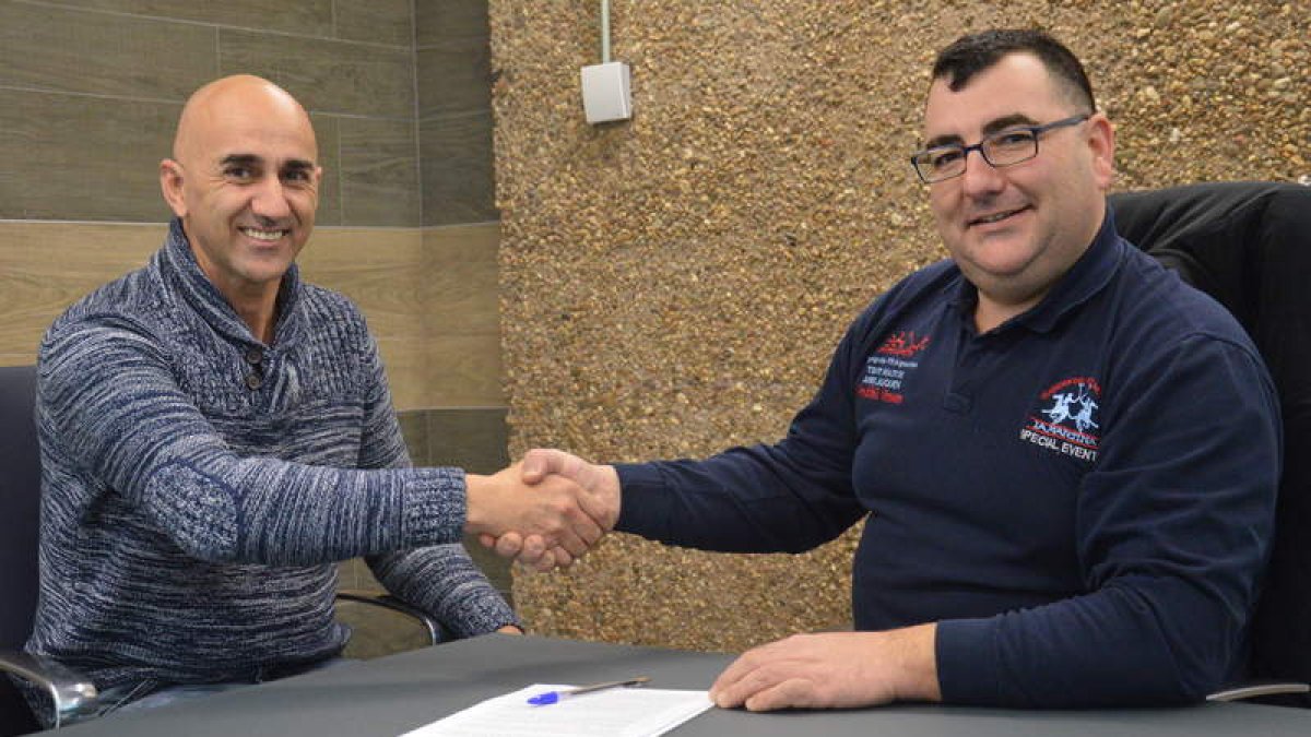 El edil Manuel Rodríguez Almuzara saluda al nuevo agente de la Policía Local de Villaquilambre. dl