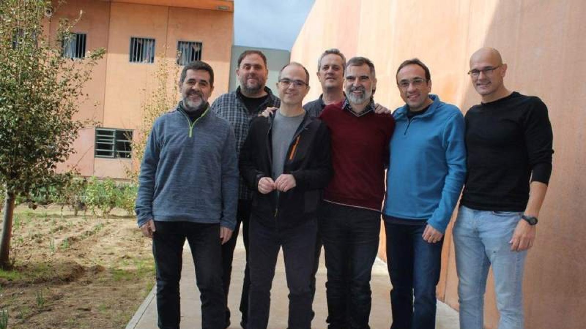 Imagen de parte de los dirigentes independentistas presos. EFE