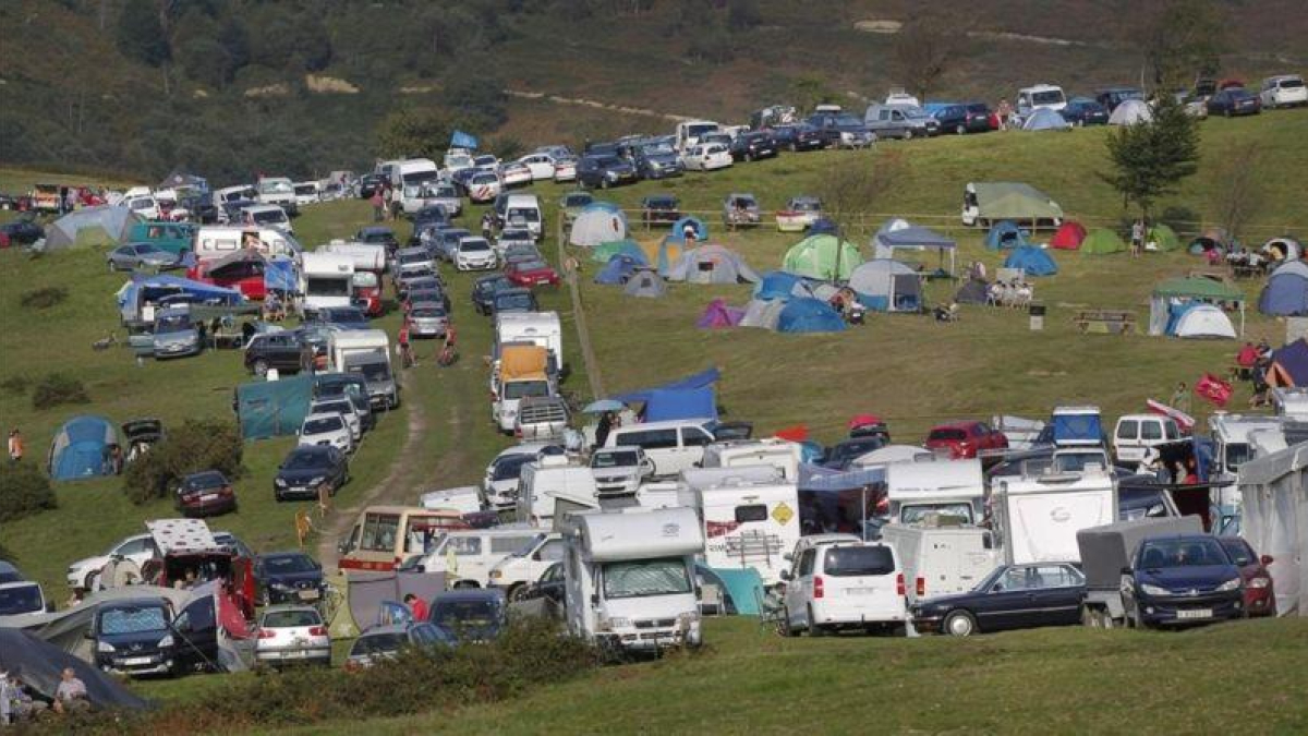 Campistas en El Angliru, horas antes de pasar la Vuelta.