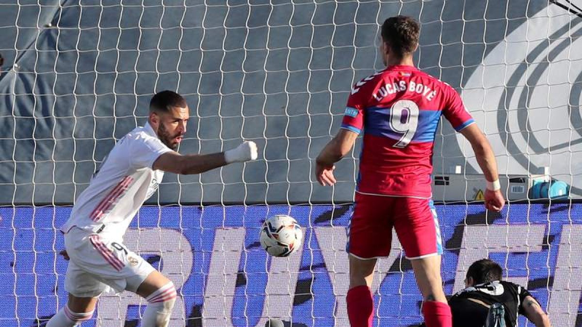 Benzema celebra uno de los dos goles que anotó ante el Elche y que le dieron el triunfo al Madrid. HUESCA