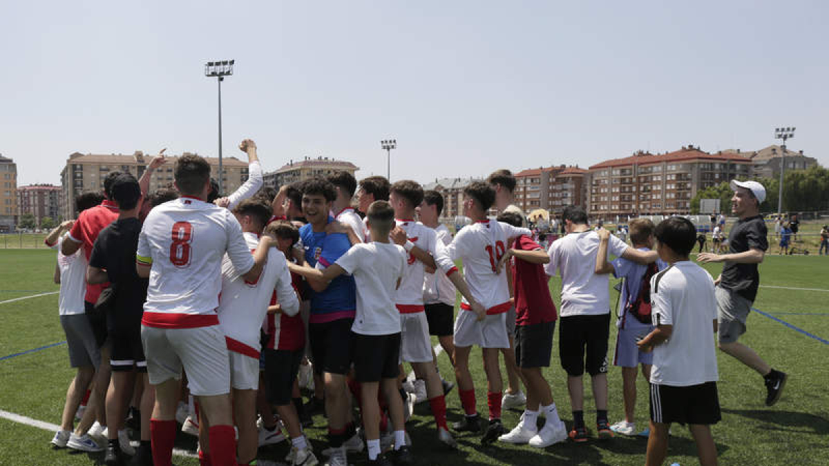 El equipo leonés celebra el ascenso. FERNANDO OTERO