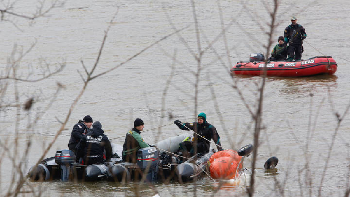 Tareas para extraer los restos del ultraligero accidentado en Vilamarciel. R. GARCÍA