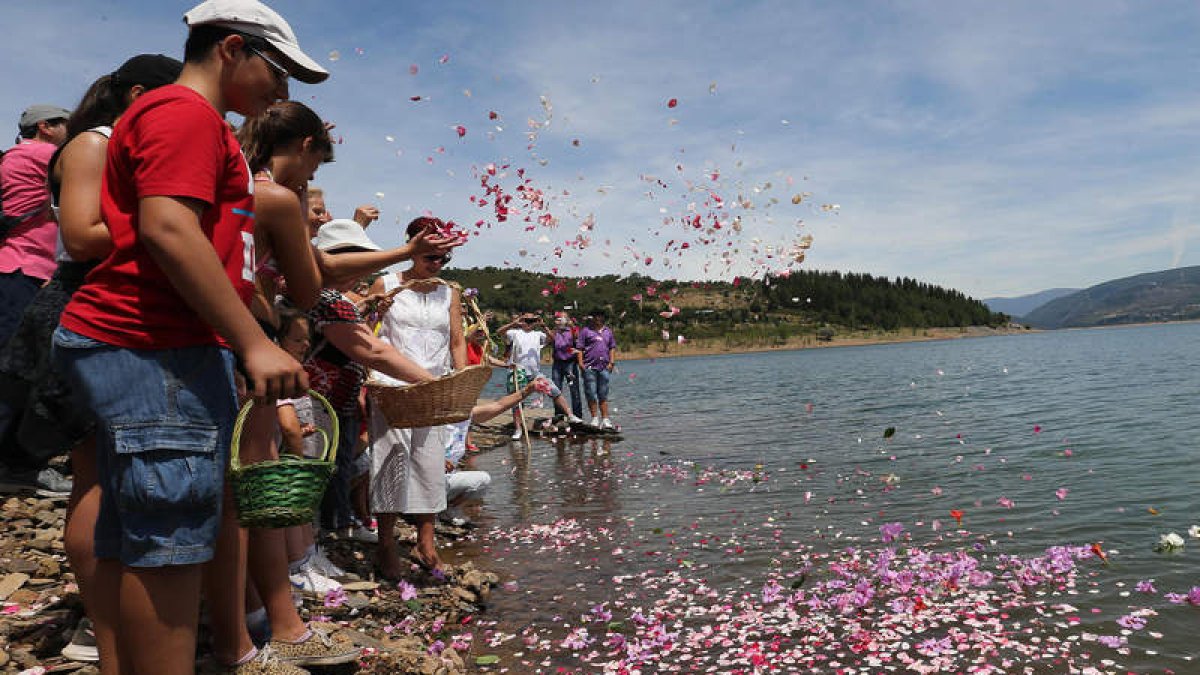 Ofrenda floral en la orilla.