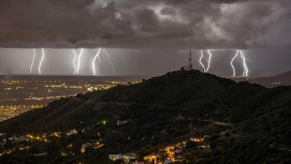 Rayos y centellas sobre Barcelona, la madrugada del martes.