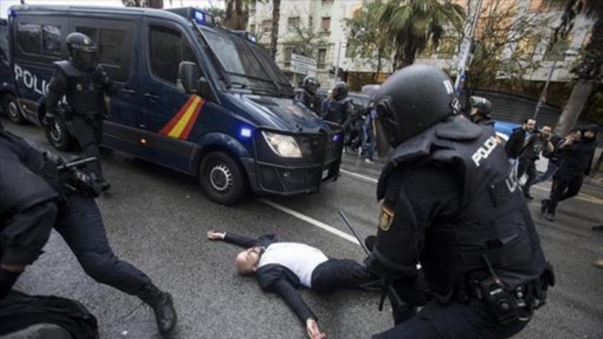 Una de las cargas policiales del 1-O en la escuela Ramon Llull, en Barcelona.