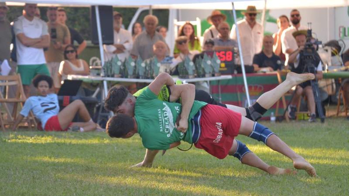 David Riaño en su duelo ante Fernando Rodríguez dentro de la categoría de ligeros. ÁLVARO QUIÑONES