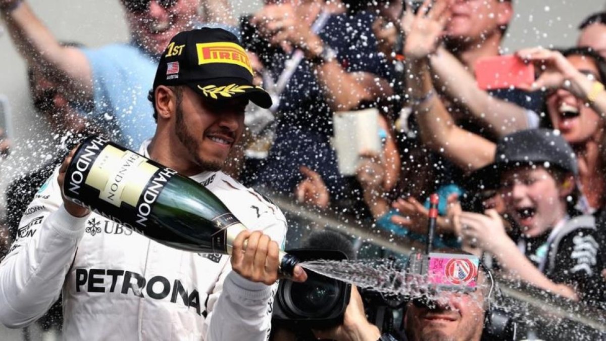 Lewis Hamilton (Mercedes), feliz en el podio de Austin (Texas, EEUU).