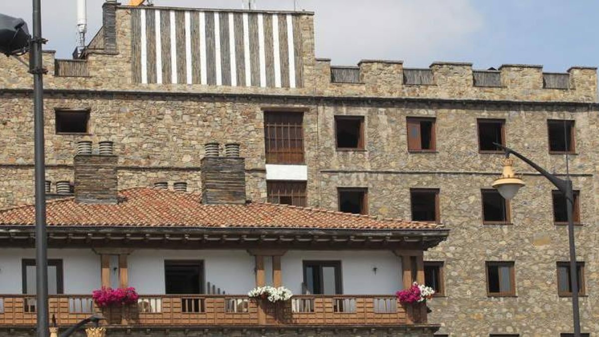 El hotel ha tenido que ventilar todas las dependencias para evitar el intenso olor a humo.