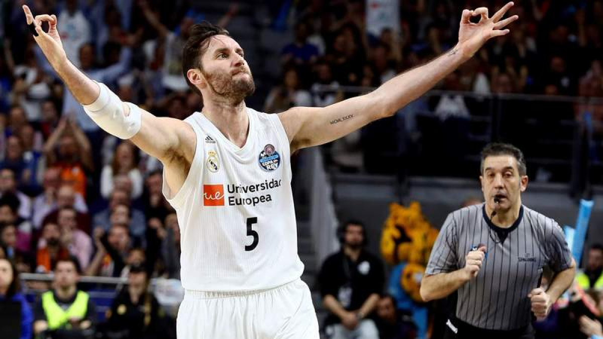 Rudy celebra una canasta en la final de copa con uno de los árbitros de la polémica al fondo. MARISCAL