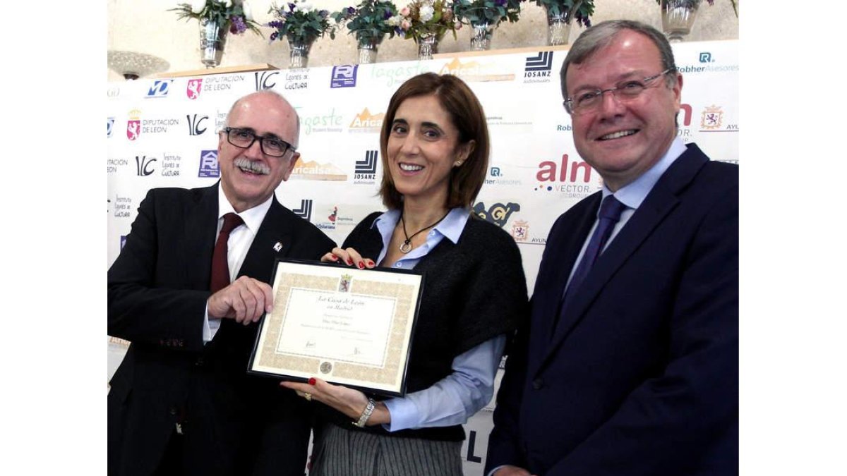 Ariba, cuadro de honor de los galardonas por la Casa de León en Madrid; el evento reúne a leoneses en la capital de España en una cita ya tradicional. RAQUEL P. VIECO