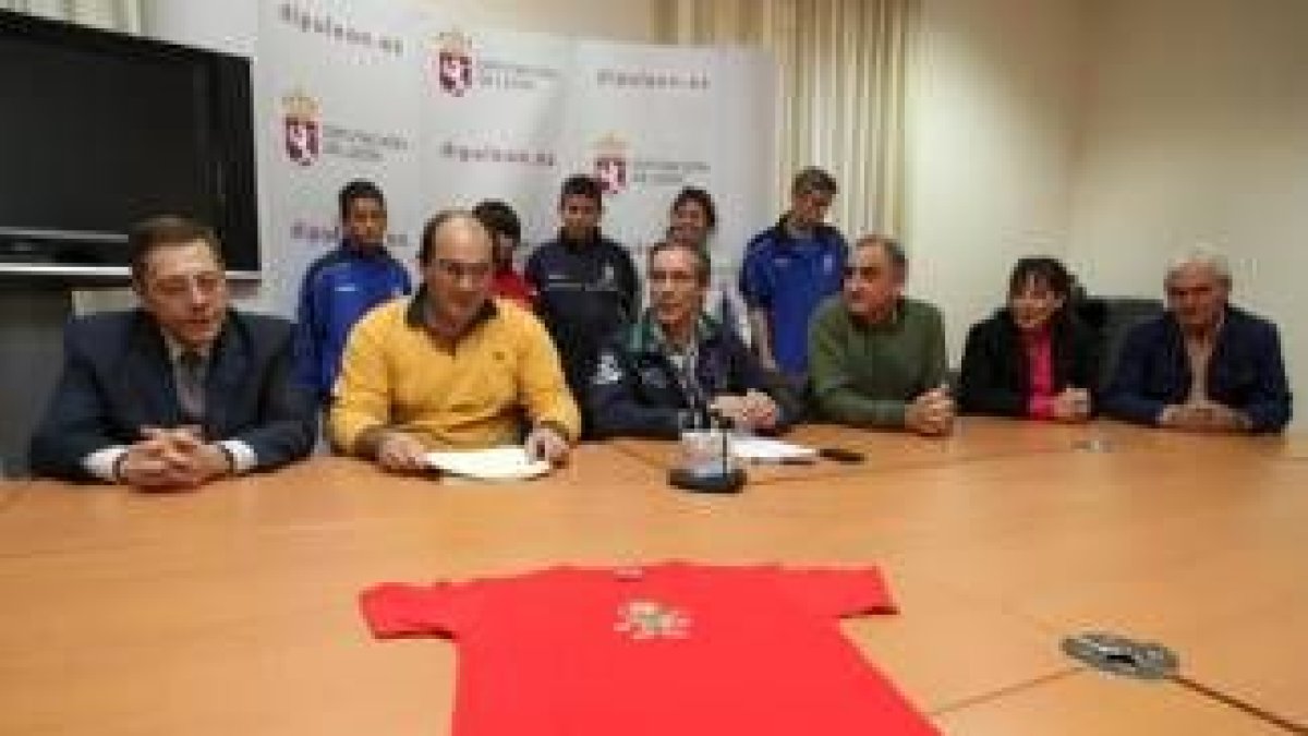 López Benito, en el centro, y el resto de los organizadores del corro ayer, en la presentación