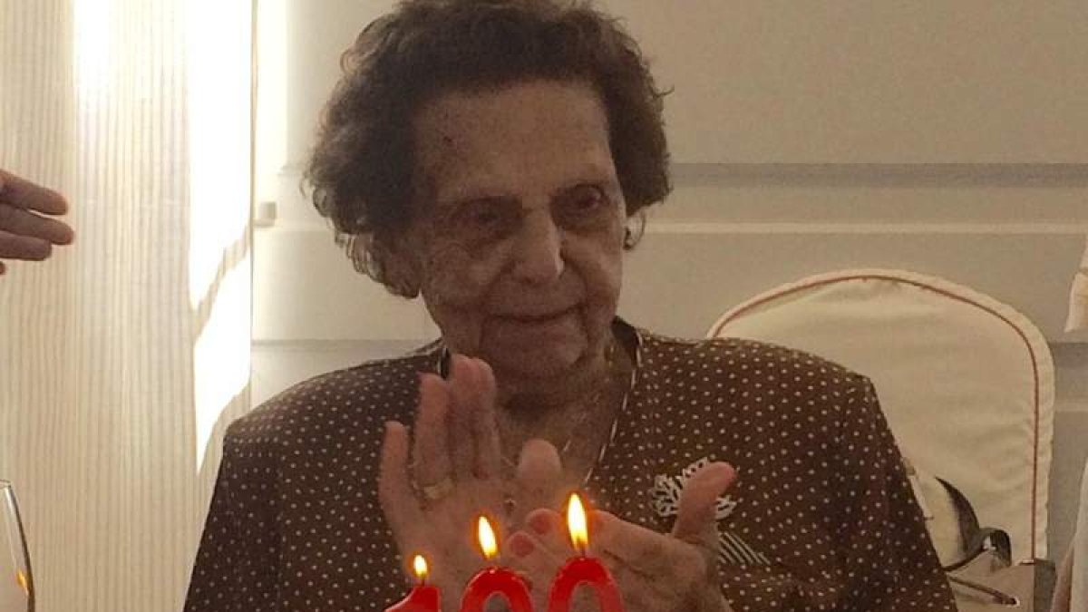 La cumpleañera, Paca Carracedo, celebra su aniversario rodeada de su familia.