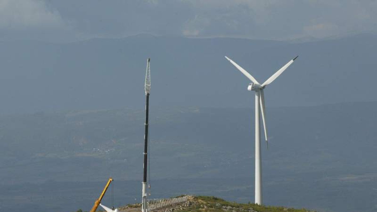 Imagen de archivo de la instalación de un aerogenerador en el Manzanal. I. DE LA MATA