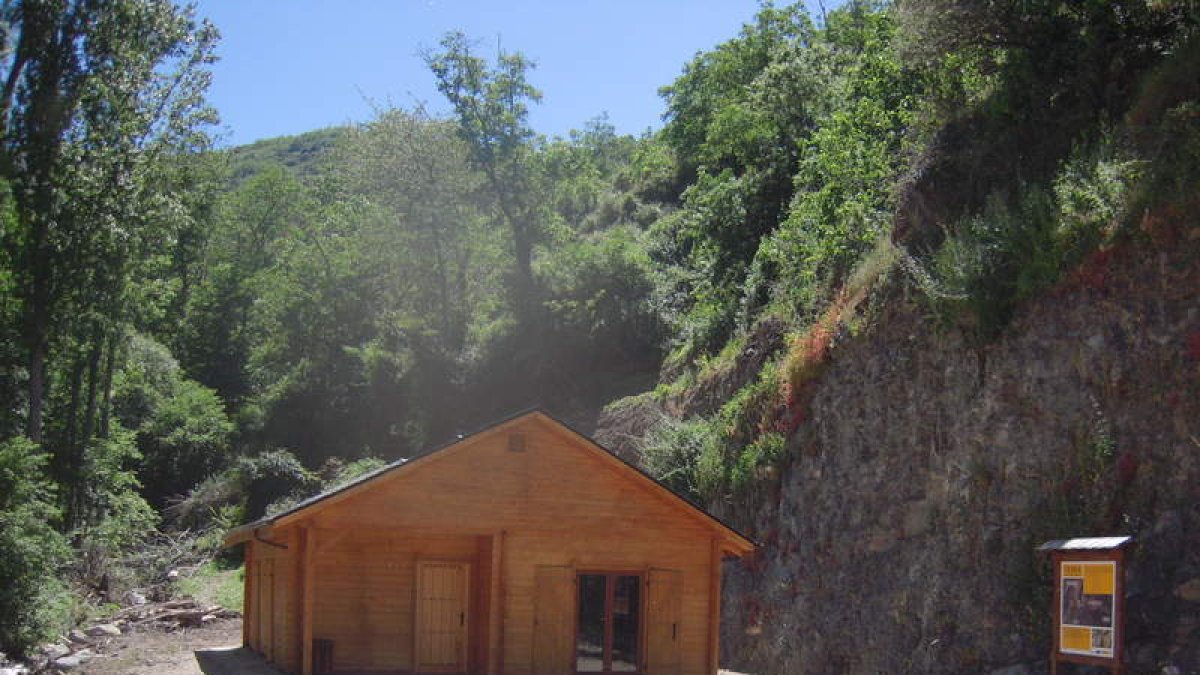 Centro social construido por la pedanía de Yebra (Benuza).