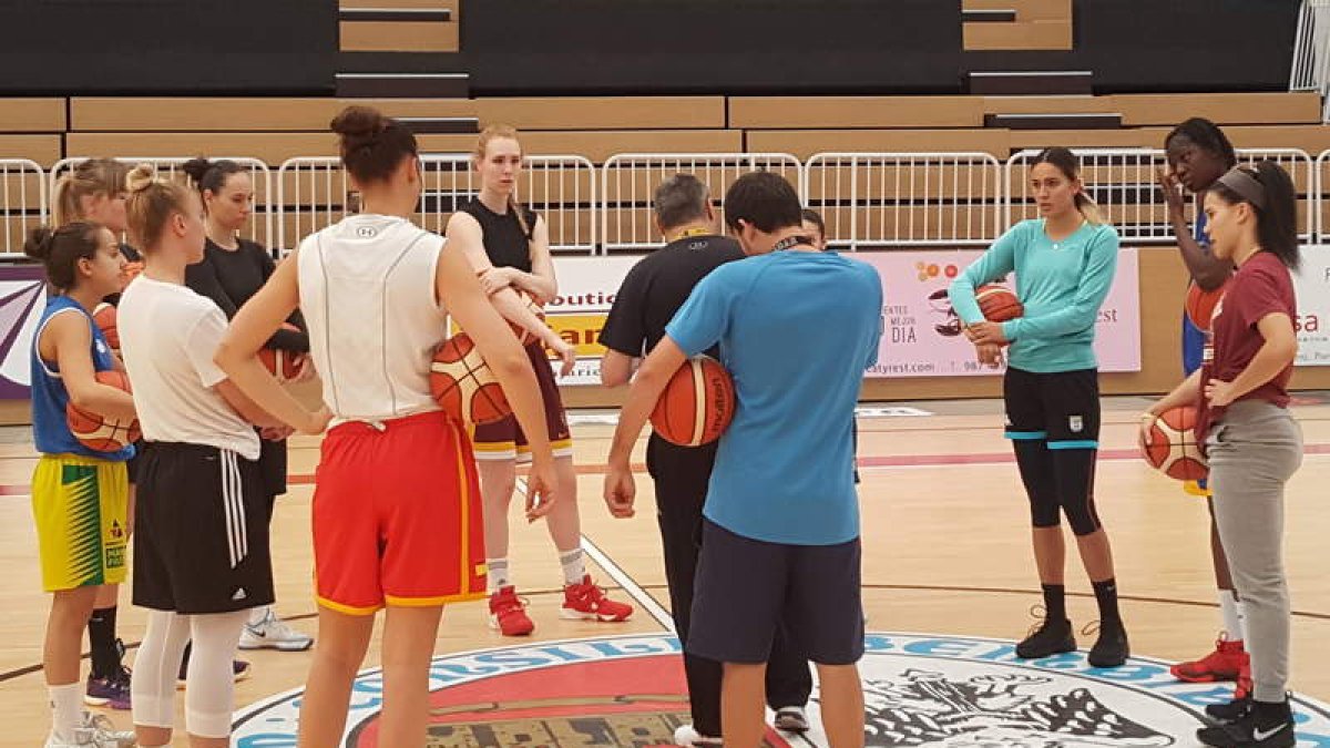 Las jugadoras del Bembibre Embutidos Pajariel atienden a las explicaciones de Fran García. F.R.O.C.