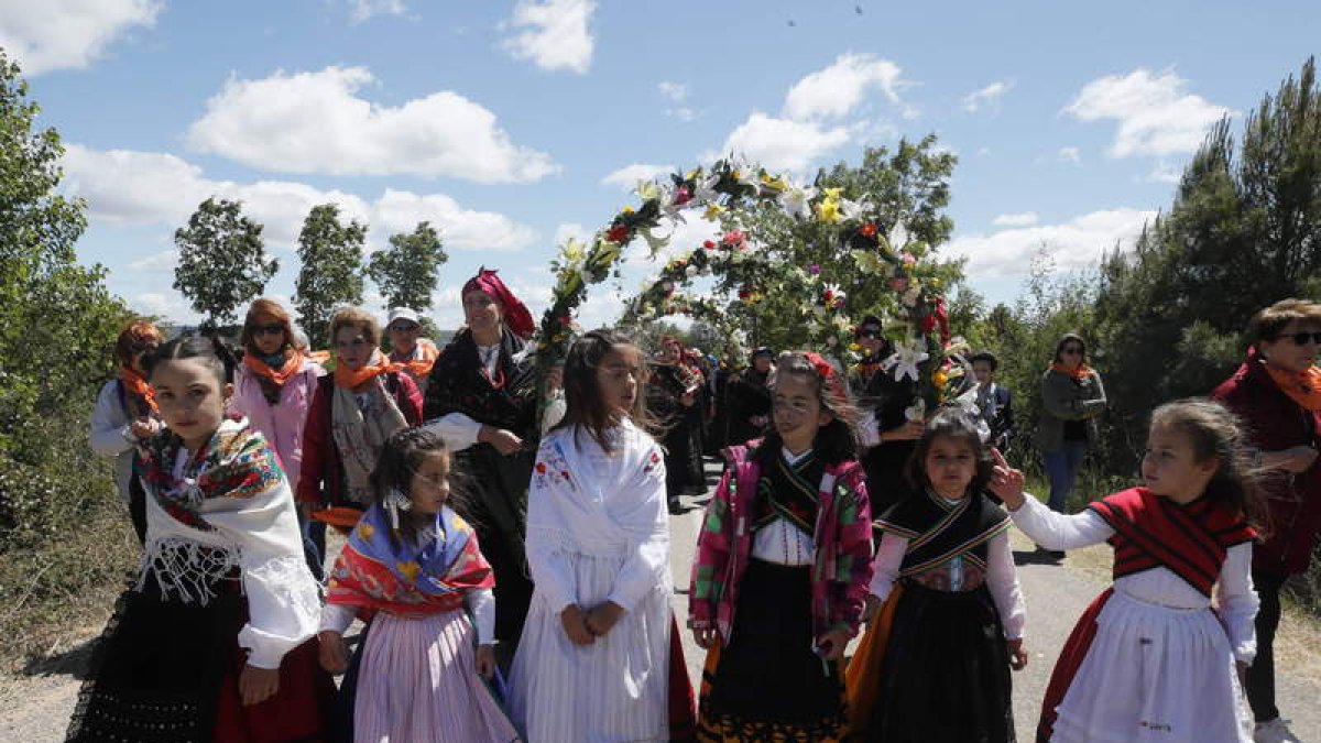 Los más jóvenes son testigos de la tradición recuperada para dar lustre a la romería. RAMIRO