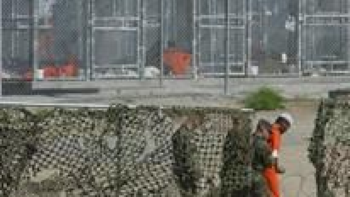 Soldados del ejército de EE. UU. en la base militar de Guantánamo custodian a un prisionero afgano