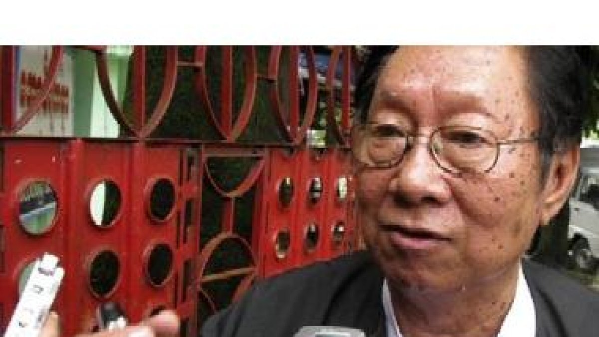 Nyan Win, abogado de Kyi, se dirigía hoy a los medios para explicar la situación de la opositora