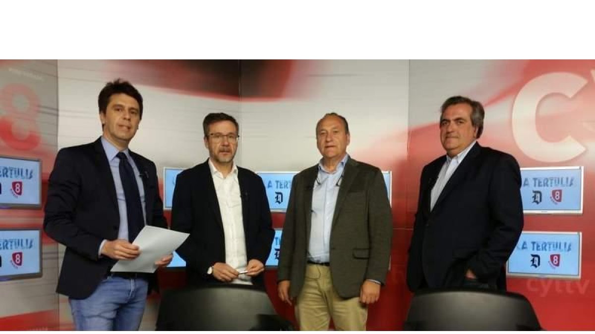 Miguel Ángel Blanco, Manuel Domínguez, Alfonso Arias y Manuel C. Cachafeiro, ayer, en la grabación del programa. DL