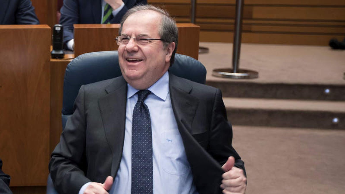 El presidente Herrera, en su escaño de las Cortes, ayer, al inicio de la sesión. R. GARCÍA