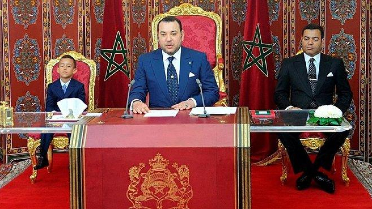 El rey Mohamed VI (centro),   junto a su hijo y principe heredero, Mulay Hasan (izquierda) y su hermano Mulay Rachid.