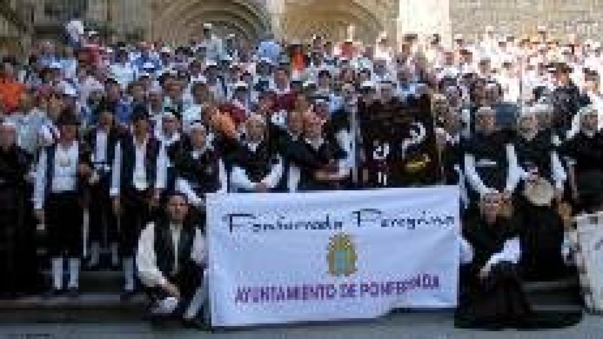 Los peregrinos de la comarca posando ante la Catedral de Santiago de Compostela