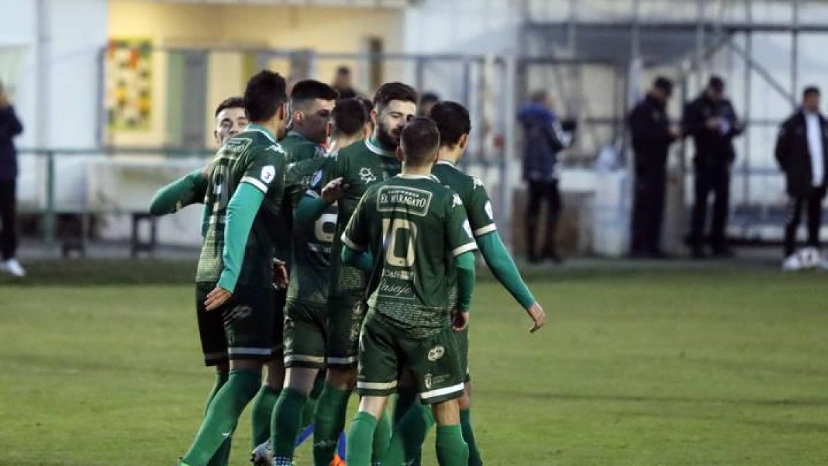 Los jugadores del Astorga celebran uno de sus goles